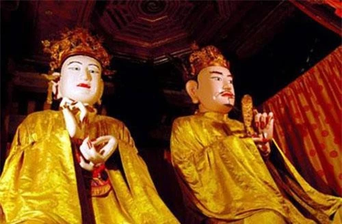 Lý Ông Trọng (bên phải) và vợ Hoàng phi Bạch Tĩnh Cung Công chúa, tượng ở hậu cung đình Chèm. Ảnh: Wikipedia.
