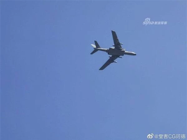 Mạng Sina mới đây công bố những hình ảnh hiếm hoi về phiên bản mới nhất dòng máy bay ném bom H-6 của Không quân chiến lược Trung Quốc. Nó được xác định là mẫu H-6N – có lẽ là một cải tiến sâu hơn trên cơ sở phiên bản hiện đại H-6K. Ảnh: Sina