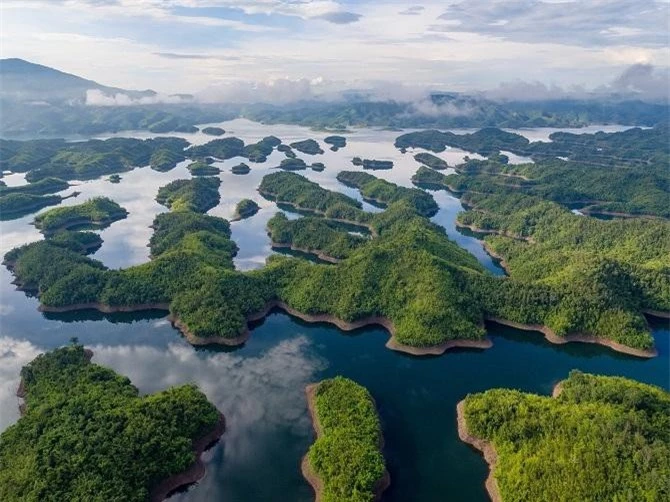 Khu du lịch sinh thái văn hóa Tà Đùng (xã Đắk Som, Đắk Glong), được mệnh danh là Vịnh Hạ Long của tây Nguyên (Ảnh: TL)