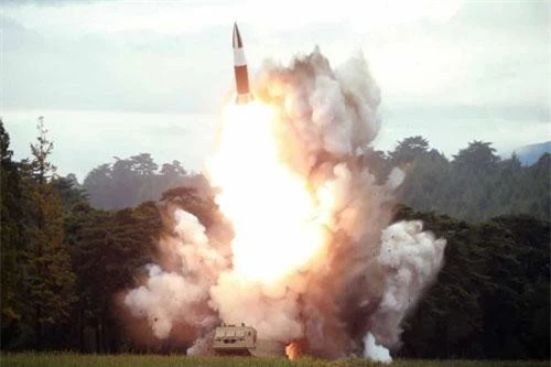 Việc Triều Tiên phóng thử một loạt các tên lửa tầm ngắn đã làm gia tăng căng thẳng ở khu vực trong thời gian gần đây. Ảnh: KCNA
