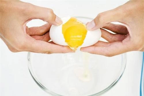 1. Mặt nạ trị mụn: Loại mặt nạ này vô cùng đơn giản và dễ làm. Bạn chỉ cần 2 - 3 quả trứng gà rồi tách riêng phần lòng trắng và khuấy đều. Ảnh: media.