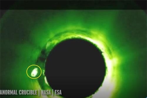 Người ngoài hành tinh điều khiển UFO hút năng lượng mặt trời?