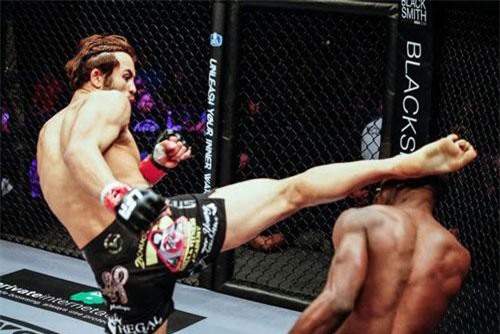 Võ sĩ tung cước cực mạnh khiến đối thủ cắm đầu xuống sàn