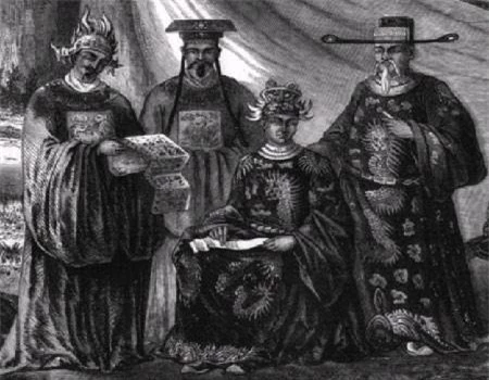 3. Tên húy của vị vua bị bỏ đói sau 3 ngày lên ngôi là gì? Vua Dục Đức (1852-1883) có tên húy là Nguyễn Phúc Ưng Ái. Ông lên ngôi vua ngày 20 tháng 7 năm 1883, nhưng tại vị chỉ được 3 ngày. Theo sách “Đại Nam chính biên liệt truyện” thì Nguyễn Phúc Ưng Ái sinh ngày 23 tháng 2 năm 1852 tại Huế, là con thứ 2 của Thoại Thái vương Nguyễn Phúc Hồng Y và bà Trần Thị Nga.