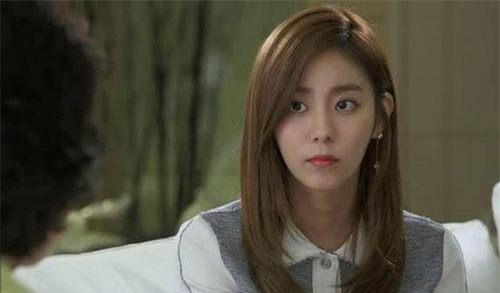 Con dâu một mực đòi ly hôn, mẹ chồng ủ mưu thả 2 viên thuốc vào cốc nước