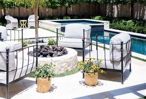 Đến khách sạn giao đồ, shipper bàng hoàng gặp vợ ôm ấp nhân tình