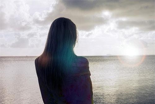 Đêm nào cũng nghe tiếng thì thầm từ phòng mẹ chồng, một lần tôi lấy hết can đảm nhìn vào và chết lặng trước cảnh tượng trước mắt