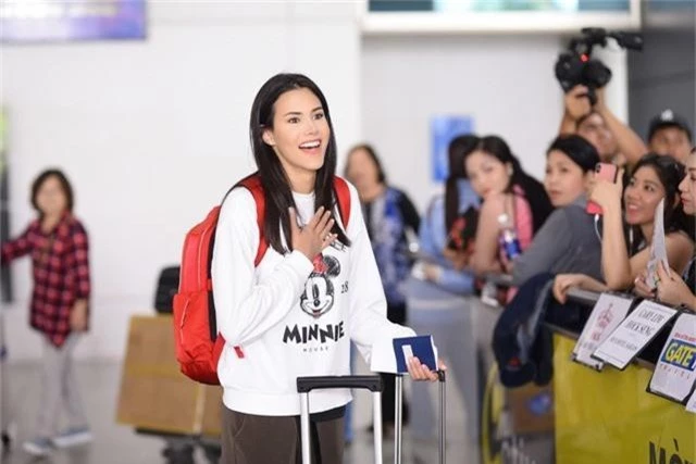 Đến Việt Nam, Hoa hậu Quốc tế 2018 mặc giản dị vẫn “gây náo loạn” sân bay - Ảnh 2.