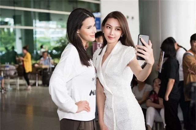 Đến Việt Nam, Hoa hậu Quốc tế 2018 mặc giản dị vẫn “gây náo loạn” sân bay - Ảnh 7.