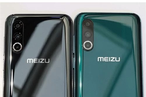 Meizu 16s Pro được trang bị 3 camera sau. Trong đó, cảm biến chính 48 MP, khẩu độ f/1.7, lấy nét theo pha, chống rung quang học (OIS). Ống kính tele 20 MP, f/2.6 hỗ trợ lấy nét theo pha, zoom quang học 2x. Ống kính thứ ba 16 MP, f/2.2 cho góc rộng 117 độ. Bộ ba này được trang bị đèn flash LED 2 tông màu, quay video 4K. 