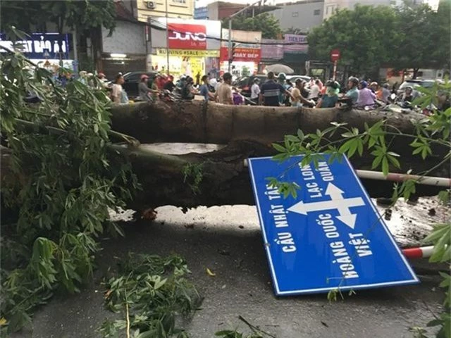 Mưa dông kinh hoàng ập đến, Hà Nội trở tay không kịp - Ảnh 3.