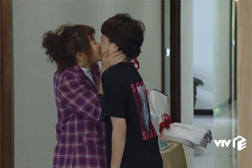 9x cưỡng hôn Dương “Về nhà đi con” ngoại truyện ngoài đời ra sao?