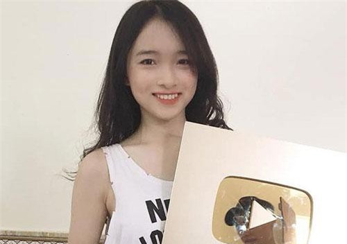 Đến nhà bà Tân Vlog 'ăn chực', ba cô gái xinh đẹp khiến dân mạng 'săn lùng'