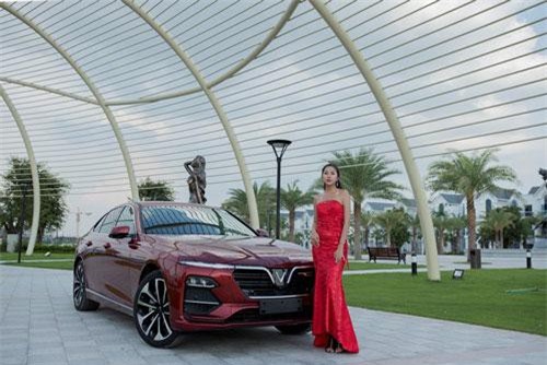 Người mẫu 9X dịu dàng bên VinFast Lux A2.0