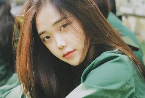 Nữ sinh sinh năm 2000 để mặt mộc, thoa tí son diện đồng phục quân sự cũng đủ nổi rần rần trên hội gái đẹp