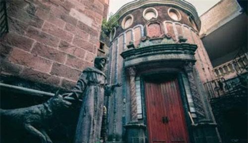 Lời nguyền bí ẩn về khách sạn ma ám bỏ hoang 50 năm giữa phố