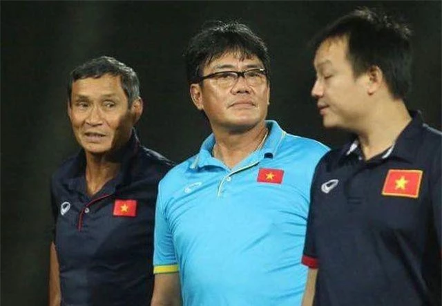 Trưởng đoàn bóng đá nữ Việt Nam, ông Dương Vũ Lâm (giữa)
