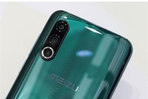 Smartphone cấu hình ‘siêu khủng’, 3 camera sau, giá gần 9 triệu