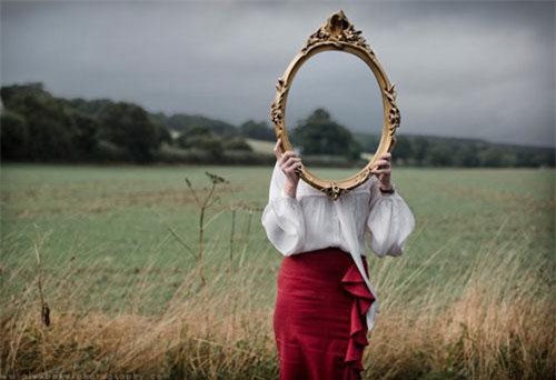 Bí ẩn đằng sau chiếc gương cổ bị 'ma ám'