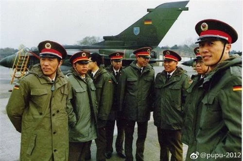 Phái đoàn Quân Giải phóng nhân dân Trung Quốc (PLA) tìm hiểu chiến đấu cơ Tornado của Không quân Tây Đức. Ảnh: Sina.