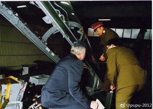 Các sĩ quan Trung Quốc còn được phép quan sát rất kỹ buồng lái chiến đấu cơ Tornado. Ảnh: Sina.