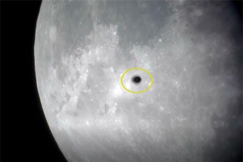 CLIP: Vật thể lạ nghi UFO bay ngang qua Siêu trăng 