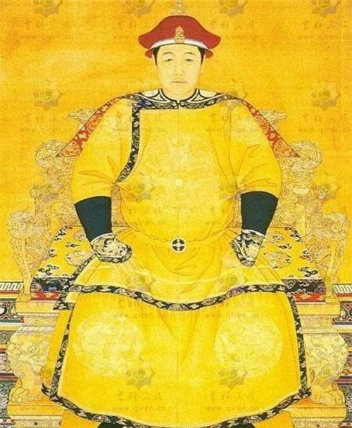 Ái Tân Giác La - Phúc Lâm, sinh giờ Tuất, ngày 30.01.1638 tại cung Vĩnh Phúc, tức năm thứ 3 Sùng Đức. Tháng 8, năm thứ 8 Sùng Đức (tức năm 1644) Hoàng đế Thái Tông đột ngột băng hà, Phúc Lâm được thúc phụ là Nhiếp Chính Vương Đa Nhĩ Cổn phụ tá đăng cơ, đổi thành Thuận Trị, đồng thời tháng 9 nguyên niên Thuận Trị (tức năm 1644) rời đô từ Thẩm Dương đến Bắc Kinh, và trở thành hoàng đế đầu tiên của triều Thanh. Hoàng đế Thuận Trị tại vị từ năm 1643 đến 1661, hưởng thọ 24 tuổi. Tuy tuổi thọ không cao song những chuyện kì quặc liên quan đến ông ta rất nhiều. Trong đó có cả câu chuyện quý phi của ông thông dâm với thái giám và có mang.