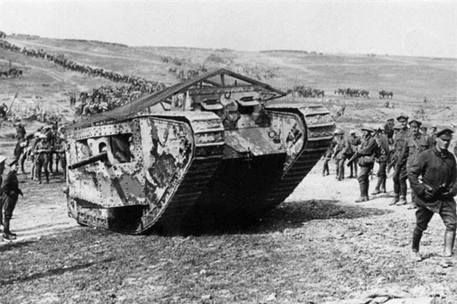  Tên của trận đánh bằng xe tăng đầu tiên? Trận sông Sein Trận sông Somme Trận đánh bằng xe tăng đầu tiên được ghi nhận là sông Somme giữa quân Anh với quân Đức. Theo sách 