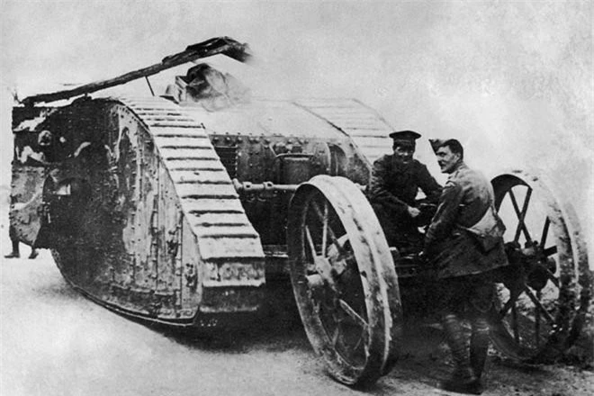  Xe tăng lần đầu được sử dụng trong cuộc chiến nào? Chiến tranh thế giới thứ nhất Xe tăng lần đầu được đưa vào sử dụng trong cuộc chiến tranh thế giới thứ nhất (1914-1918). Trong một trận đánh giữa quân Đức và quân Anh, những chiếc xe tăng lần đầu tiên được sử dụng.