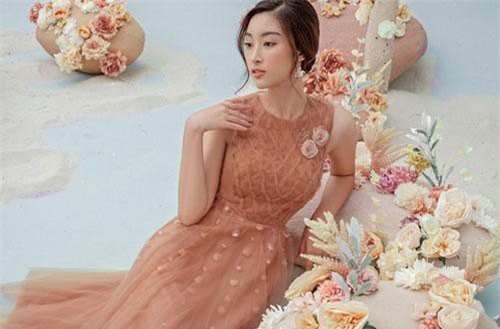 Hoa hậu Đỗ Mỹ Linh khoe body nuột nà qua loạt đầm xuyên thấu