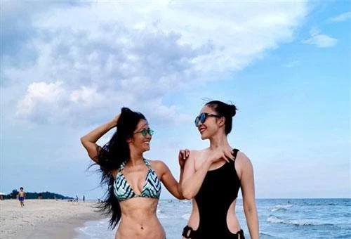 Mới đây, diva Hồng Nhung bất ngờ đăng tải loạt hình ảnh cùng nghệ sĩ múa Linh Nga và các con ở bãi biển thu hút sự quan tâm của cộng đồng mạng.