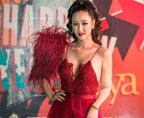 Ca sĩ Maya diện đầm ôm sát hát dưới cái lạnh 10 độ C