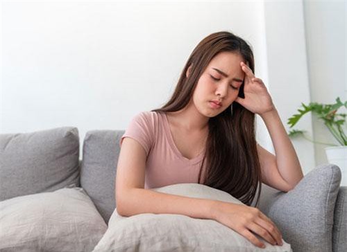 Phát hiện mỗi tháng lương của chồng đều thiếu 2 triệu, tôi lén kiểm tra tài khoản ngân hàng của anh thì sững sờ khi sự thật được phơi bày