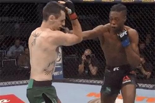 Võ sĩ đòn đấm liên hoàn khiến đối thủ ‘nằm bẹp dí’