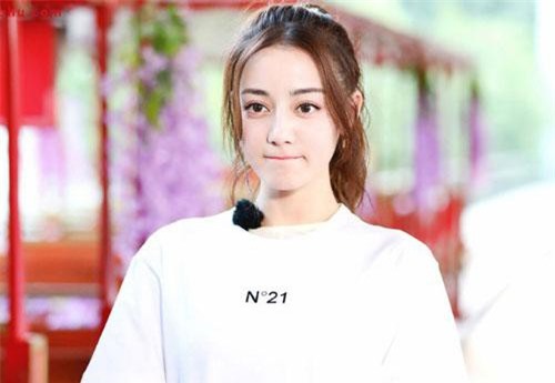 Nhan sắc thật sự của Địch Lệ Nhiệt Ba: Lười gội đầu, không thích makeup, đi dép lê của khách sạn