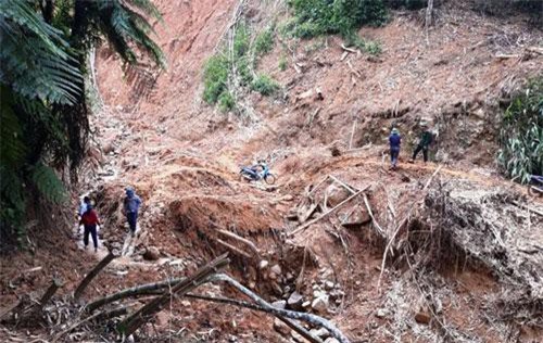 Thanh Hóa: Di dời khẩn cấp hàng chục hộ dân trước nguy cơ sạt lở đất sau bão số 4