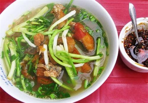 Bún cá: Món đặc sản Hà Nội này gồm thành phần chính là bún gạo và cá chiên giòn ăn kèm với nhiều loại rau thơm và gia vị. Nước dùng từ xương lợn hầm ngọt ngào có màu đỏ của cà chua chín khiến món ăn tăng thêm sự hấp dẫn. Thực khách có thể lựa chọn bánh đa khô hoặc sợi miến thay cho bún gạo khi gọi món.