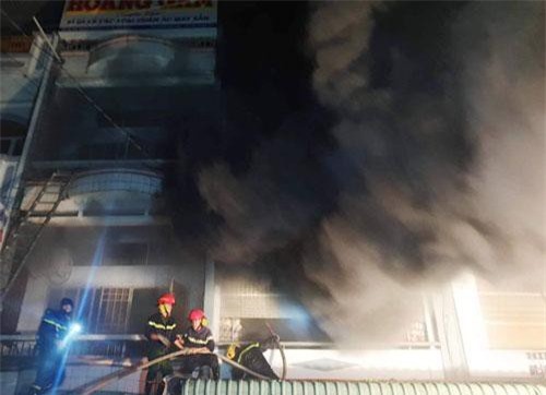  Cà Mau: Cháy cửa hàng quần áo, 4 người nhảy từ tầng 3 xuống đất thoát thân