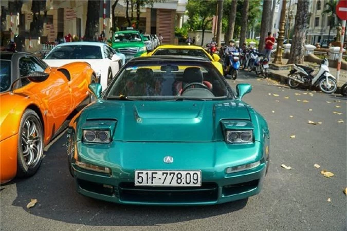 Chiếc xe thể thao Acura NSX hàng độc tại Việt Nam từng định cư tại Đà Nẵng, sau đó, chiếc xe này được một doanh nhân quận 2 mua lại và đã bắt đầu “lột xác” ngoại thất chiếc Acura NSX này qua nhiều gói độ khác nhau. Đầu tiên chính là bộ body kit thân rộng đầy cá tính và bắt mắt.