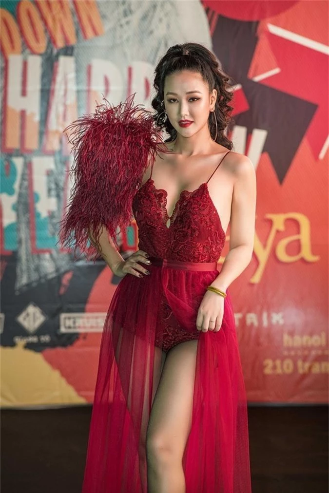 Maya diện đầm sexy hát dưới cái lạnh 10 độ C