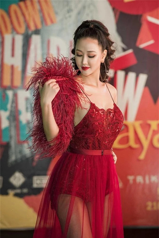 Maya diện đầm sexy hát dưới cái lạnh 10 độ C