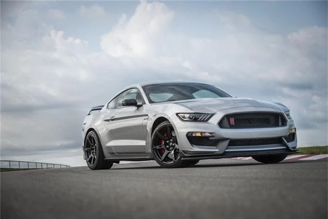 Các thay đổi của Ford Mustang Shelby GT350R 2020 bao gồm hệ thống treo trước thiết kế lại, cùm bánh trước mới giống GT500 mới nhất, bên cạnh đó, thanh răng lái mới và kiểm soát trợ lực lái được hiệu chỉnh cũng giúp GT350R nhanh nhẹn hơn khi vào cua.