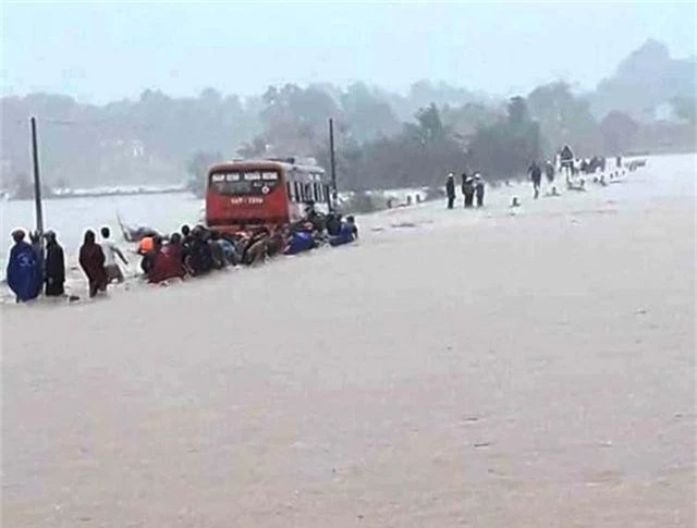 Ô tô chở 60 nữ công nhân liều mạng vượt dòng nước lũ - 2