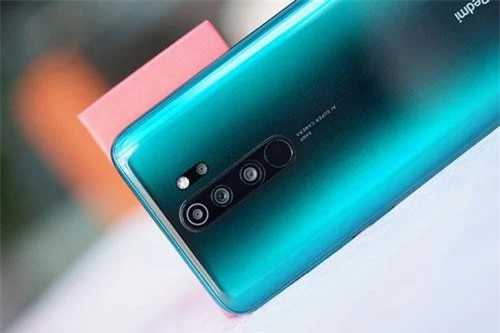 Redmi Note 8 Pro sở hữu 4 camera sau. Trong đó, cảm biến chính 64 MP, khẩu độ f/1.8, hỗ trợ lấy nét theo pha, chống rung điện tử (EIS). Cảm biến thứ hai 8 MP cho ống kính góc rộng 120 độ. Cảm biến thứ ba 2 MP giúp chụp ảnh xóa phông. Ống kính macro 2 MP, f/2.4. Bộ tứ này được trang bị đèn flash LED kép, quay video 4K. 