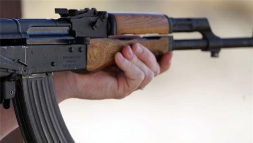 Sinh viên bị bắt vì mang súng trường và 2.000 viên đạn tới trường