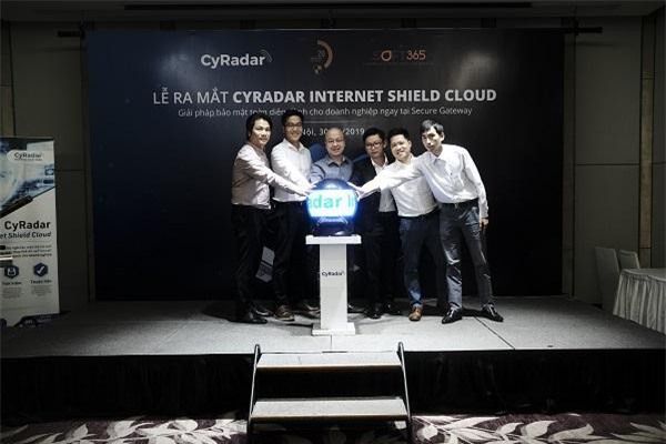 Các đại diện của Hiệp hội Internet Việt Nam, Trung tâm Giám sát an toàn không gian mạng quốc gia, VINASA và lãnh đạo Cyradar chính thức bấm nút ra mắt giải pháp CyRadar Internet Shield Cloud.