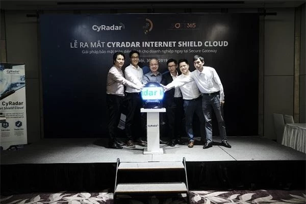 Các đại diện của Hiệp hội Internet Việt Nam, Trung tâm Giám sát an toàn không gian mạng quốc gia, VINASA và lãnh đạo Cyradar chính thức bấm nút ra mắt giải pháp CyRadar Internet Shield Cloud.