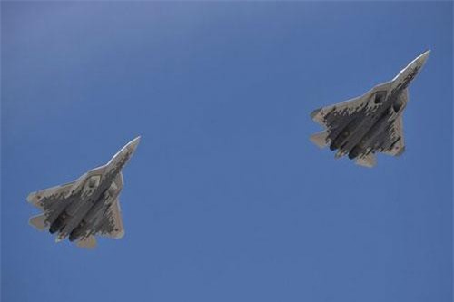 Màn nhào lộn xoáy trôn ốc của “bóng ma bầu trời” Su-57 Nga