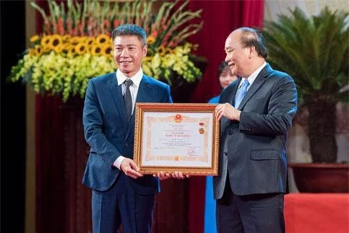 Chiều 29/8, nghệ sĩ Công Lý đã hạnh phúc đón nhận danh hiệu NSND do Thủ tướng Nguyễn Xuân Phúc trao tặng.
