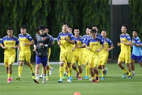 Các tuyển thủ Việt Nam tích cực tập luyện chuẩn bị cho trận gặp Thái Lan.